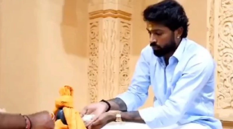Hardik Pandya offers prayers